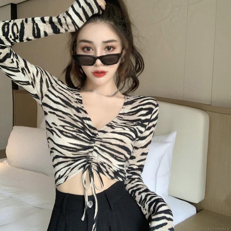 Áo croptop tay dài in họa tiết ngựa vằn cổ chữ V quyến rũ