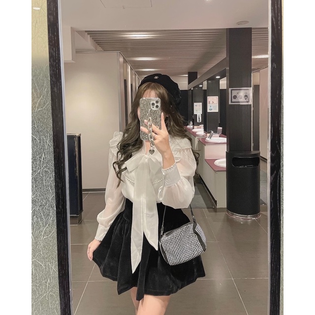 Sơmi voan cổ nơ viền hoa + chân váy nhung đen | BigBuy360 - bigbuy360.vn