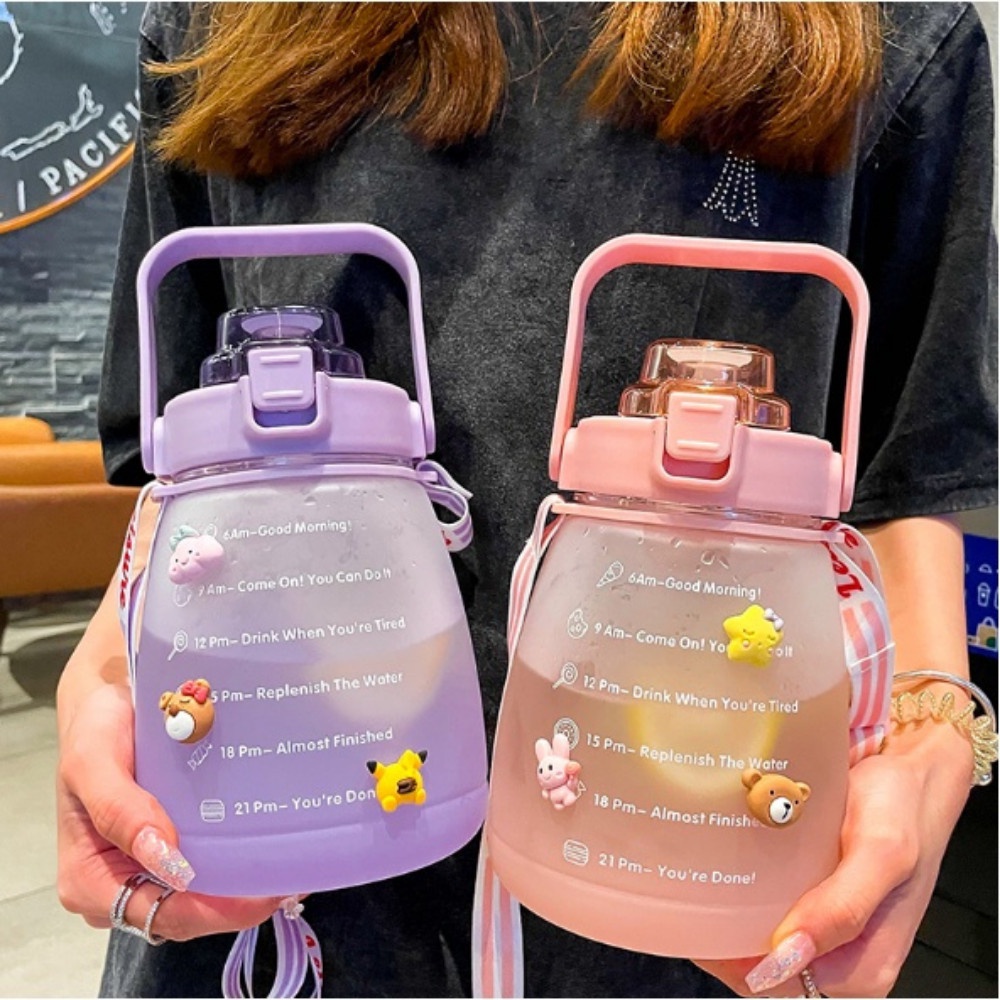 Bình đựng nước béo 1300ml dễ thương chia vạch báo giờ nhắc uống nước tặng dây đeo chéo có ống hút tiện lợi cao cấp