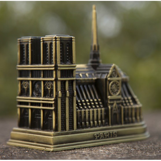 Mô hình Nhà Thờ Đức Bà, bằng hợp kim độc đáo