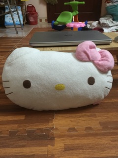 Gối bông hello kitty