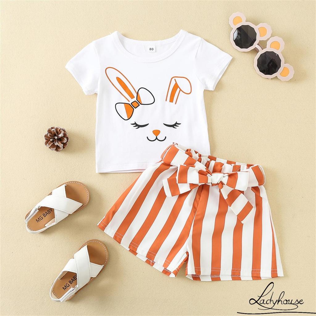 Áo thun cổ tròn in hình thỏ hoạt họa + quần short kẻ sọc phối thắt lưng phong cách mùa hè dành cho bé