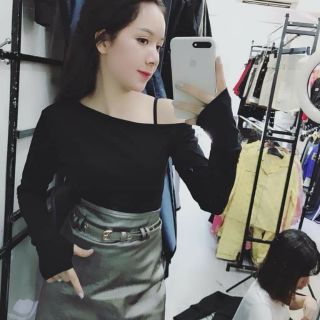 Com bo áo trễ vai, quần, áo cagigan