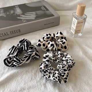 Scrunchies buộc tóc hoạ tiết da béo, ngựa vằn hot trend
