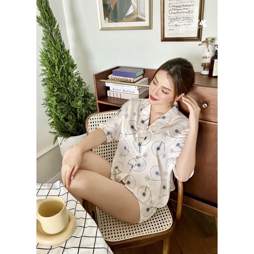 Bộ đồ pijama mặc nhà Karoll cao cấp. Kiểu dáng áo cộc quần đùi thiết kế cổ sen họa tiết hoa đơn giản trẻ trung năng