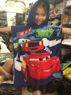 Khăn tắm choàng cho bé khi tắm.