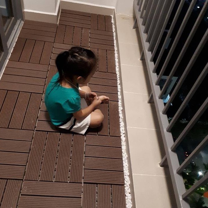 Vỉ gỗ nhựa lót sàn ban công 30x30x2CM