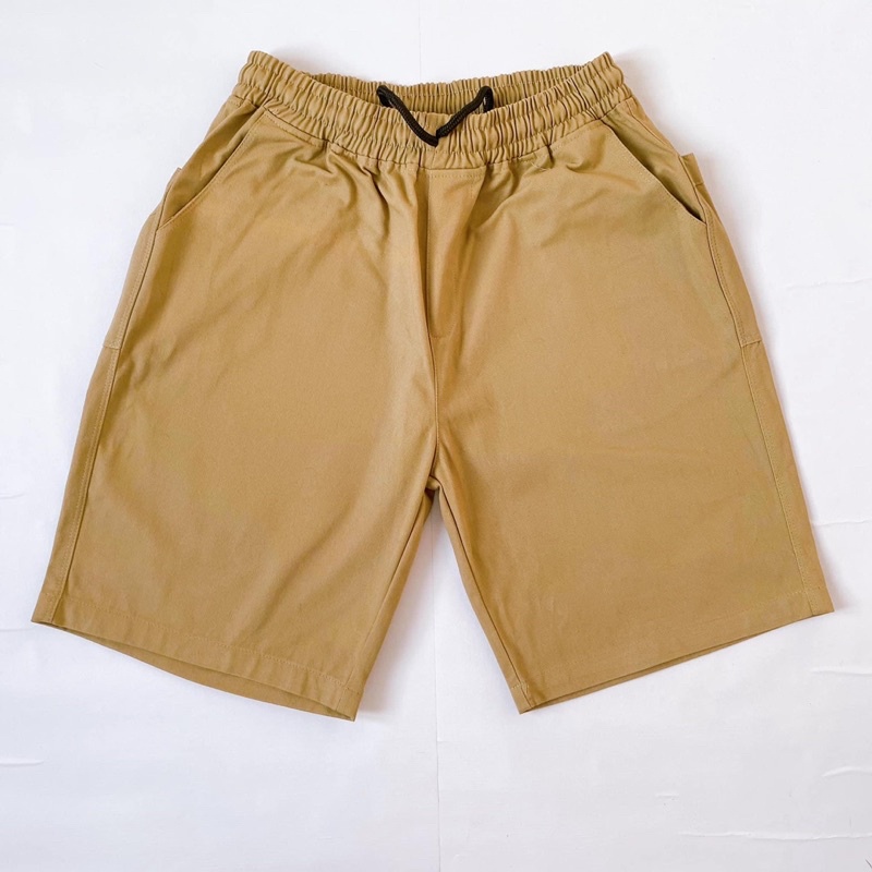 Quần đùi kaki chất co giản nhẹ lưng thun.