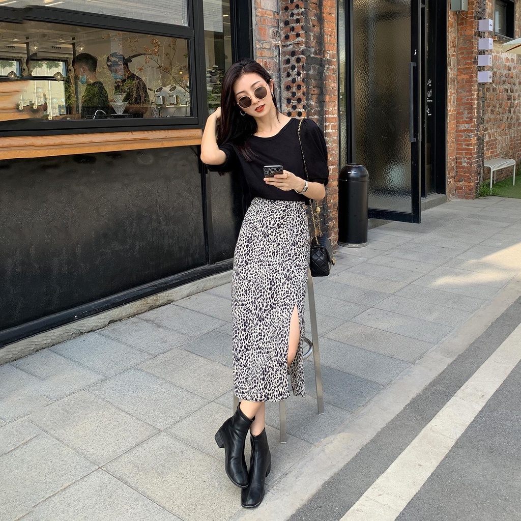 Chân váy lưng cao thiết kế xẻ tà họa tiết da báo quyến rũ thời trang