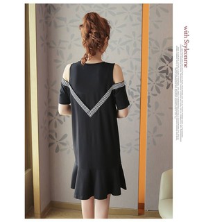 Váy đen hở vai phối kẻ V