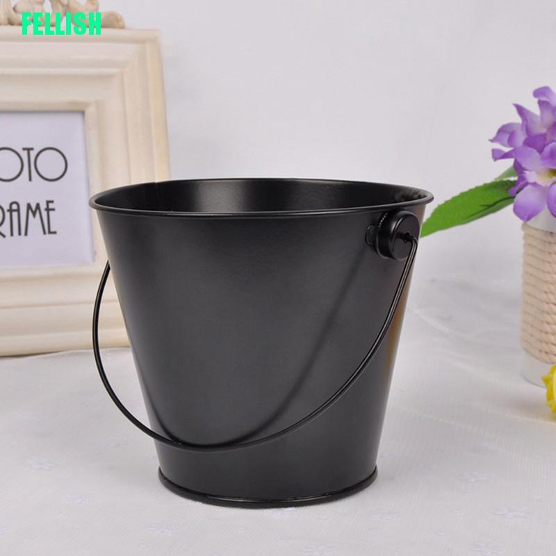 Chậu xô bằng thiếc nhỏ nhắn dùng để đựng món tráng miệng nhỏ gọn trang trí nội thất tiệc