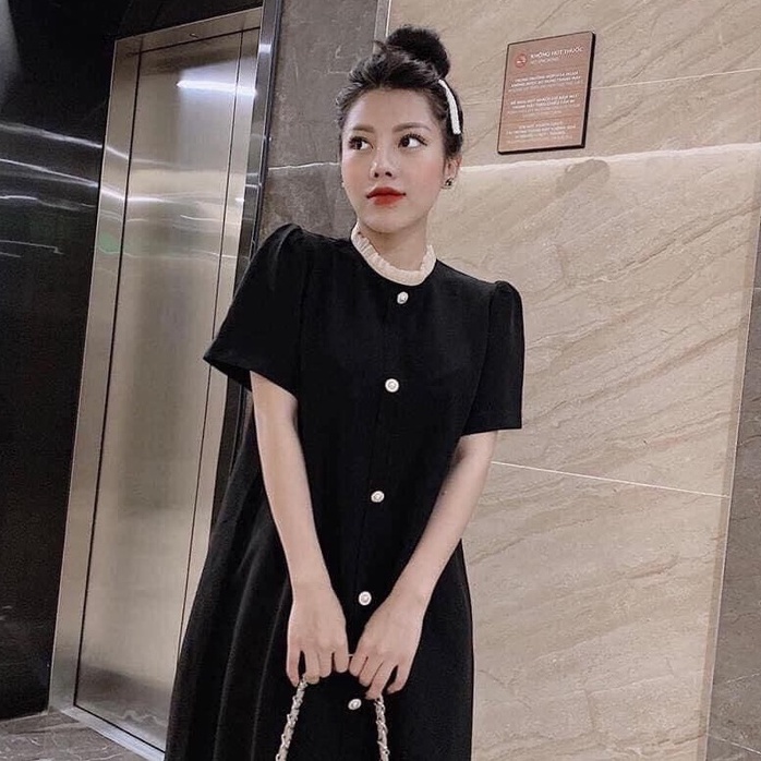 Váy bầu bigsize - Đầm bầu thiết kế GuMe màu đen xuông cổ tròn nhún bèo be chất vải sạn lụa size từ 40-100kg MB156