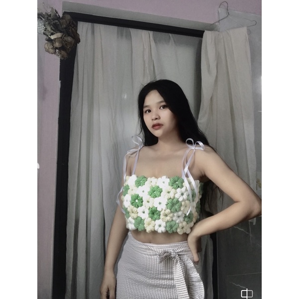 Áo crottop, áo ghép hoa thủ công dành cho nữ.