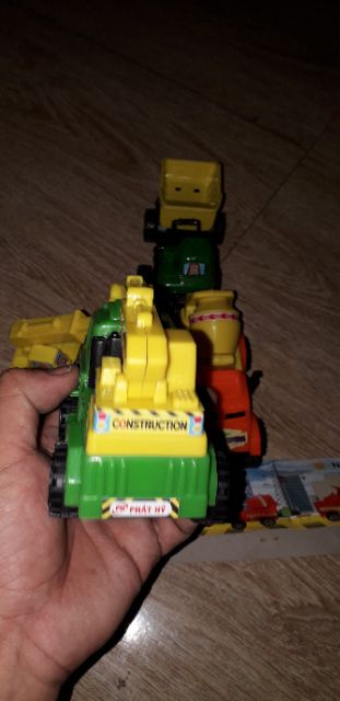 Set 4 chiếc xe mô hình xe công trình bằng nhựa chạy chớn do Việt Nam sản xuất
