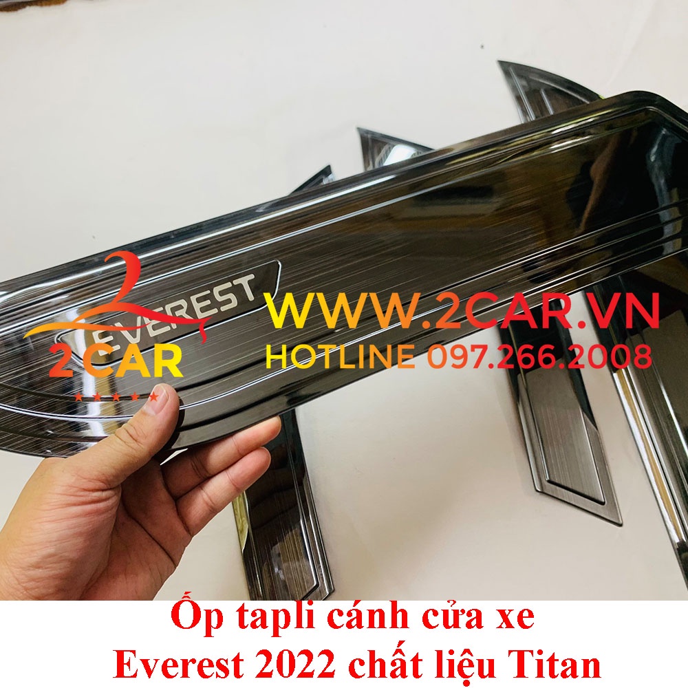 Ốp tapli cánh cửa xe Ford Everest 2022, 2023 chất liệu Titan cao cấp
