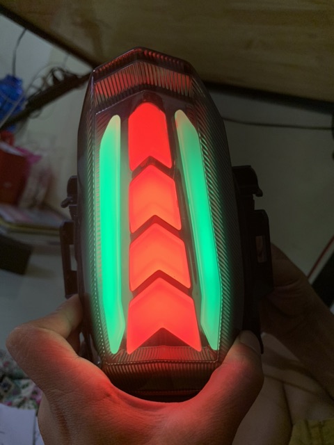 Đèn hậu tích hợp xi nhan R15 V3 chạy led AUDI đổi màu