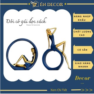Cô gái đọc sách trang trí tủ kệ, én decor