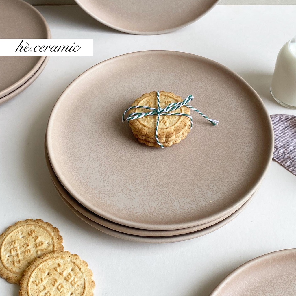 HÈ.CERAMIC / Dĩa Ahome màu hồng nhạt, bề mặt tráng men mờ có texture hạt. Size 20cm