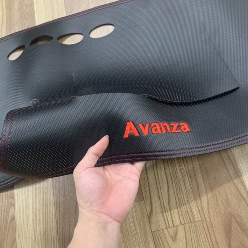Thảm taplo da carbon xe Toyota Avanza 2022 2023 Màu đen, mặt dưới có chống trượt, chuẩn form xe