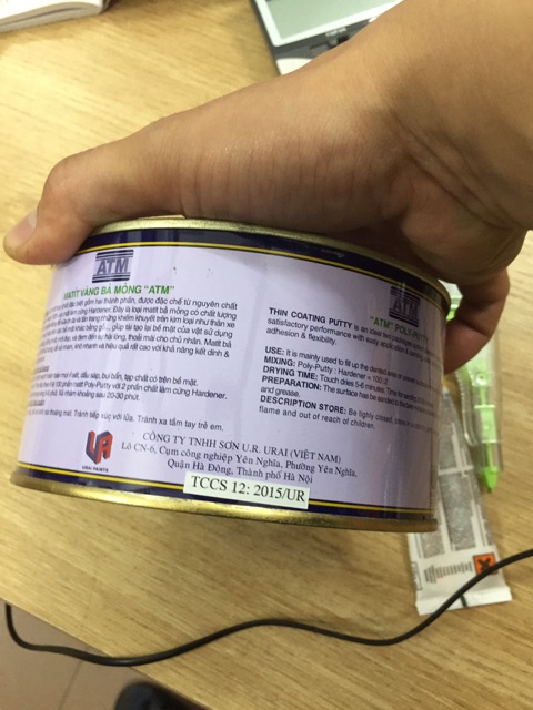 Matit Vàng ATM 1Kg trét trên bề mặt gỗ và thép 2 thành phần