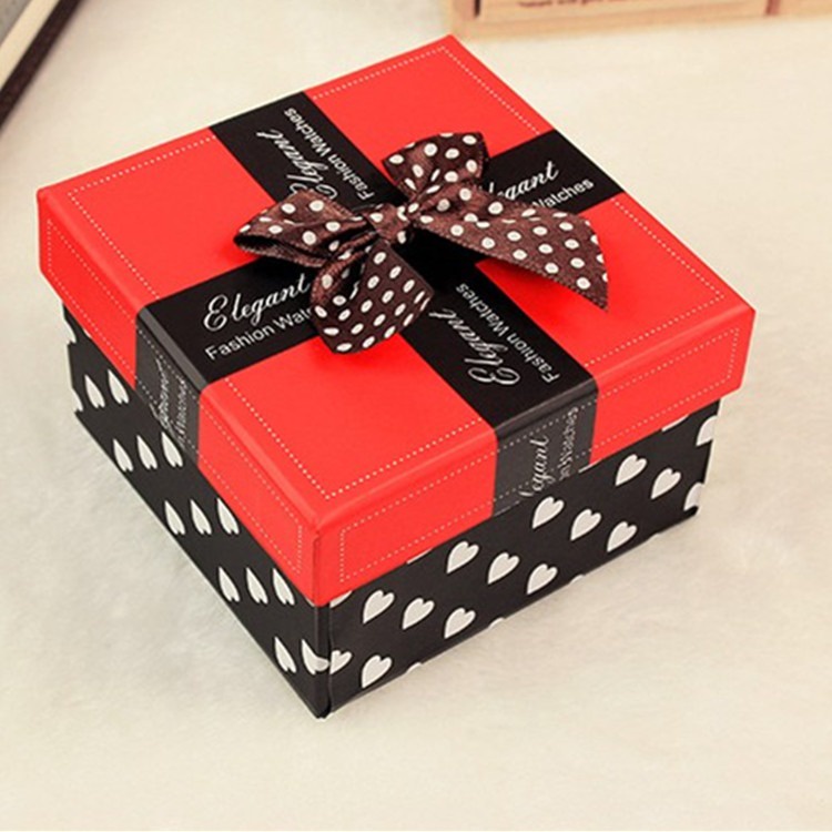 Hộp quà đựng đồng hồ kèm gối bông hình dáng vuông