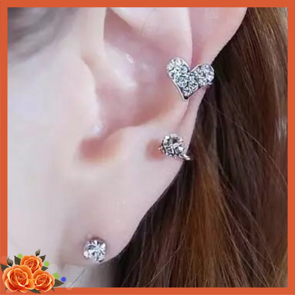 Bông tai một bên gồm 1 chiếc đeo 1 chiếc kẹp sang trọng.