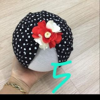 Mũ turban đen chấm bi