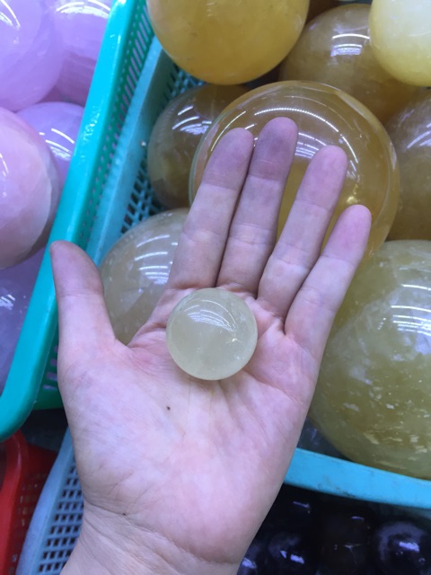 Quả cầu Đá T.A nhí 50gram tặng kèm đế gỗ nhiều màu chế tác thủ công hoàn toàn thiên nhiên