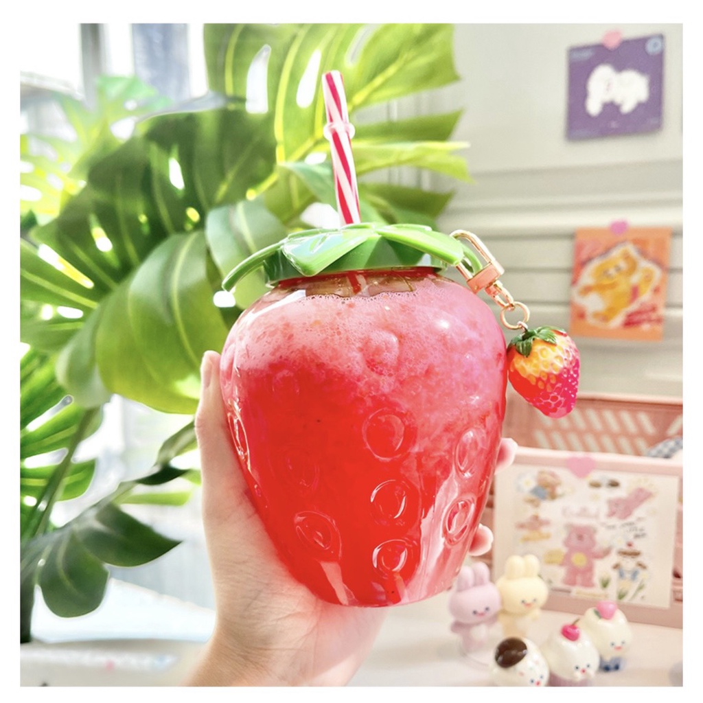 Bình đựng nước nhựa hình quả dâu tây kèm ống hút và moá khoá 500ml