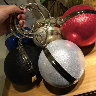 Clutch hình tròn quai đá dự tiệc