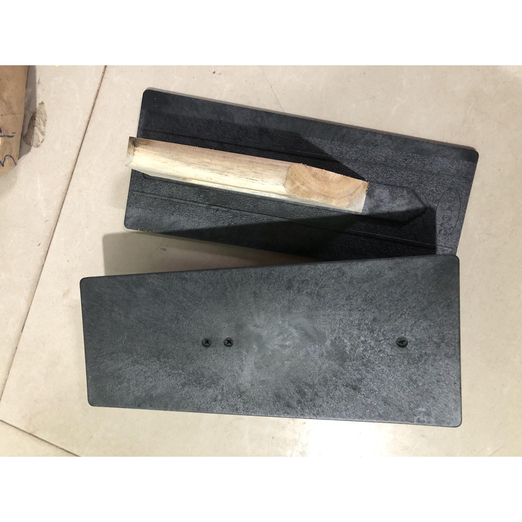 Bàn xoa nhựa đen tay gỗ dùng trong xây dựng