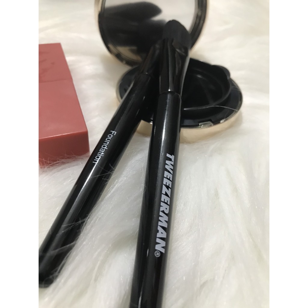 Cọ Nền Dẹt Tweezerman Foundation Brush