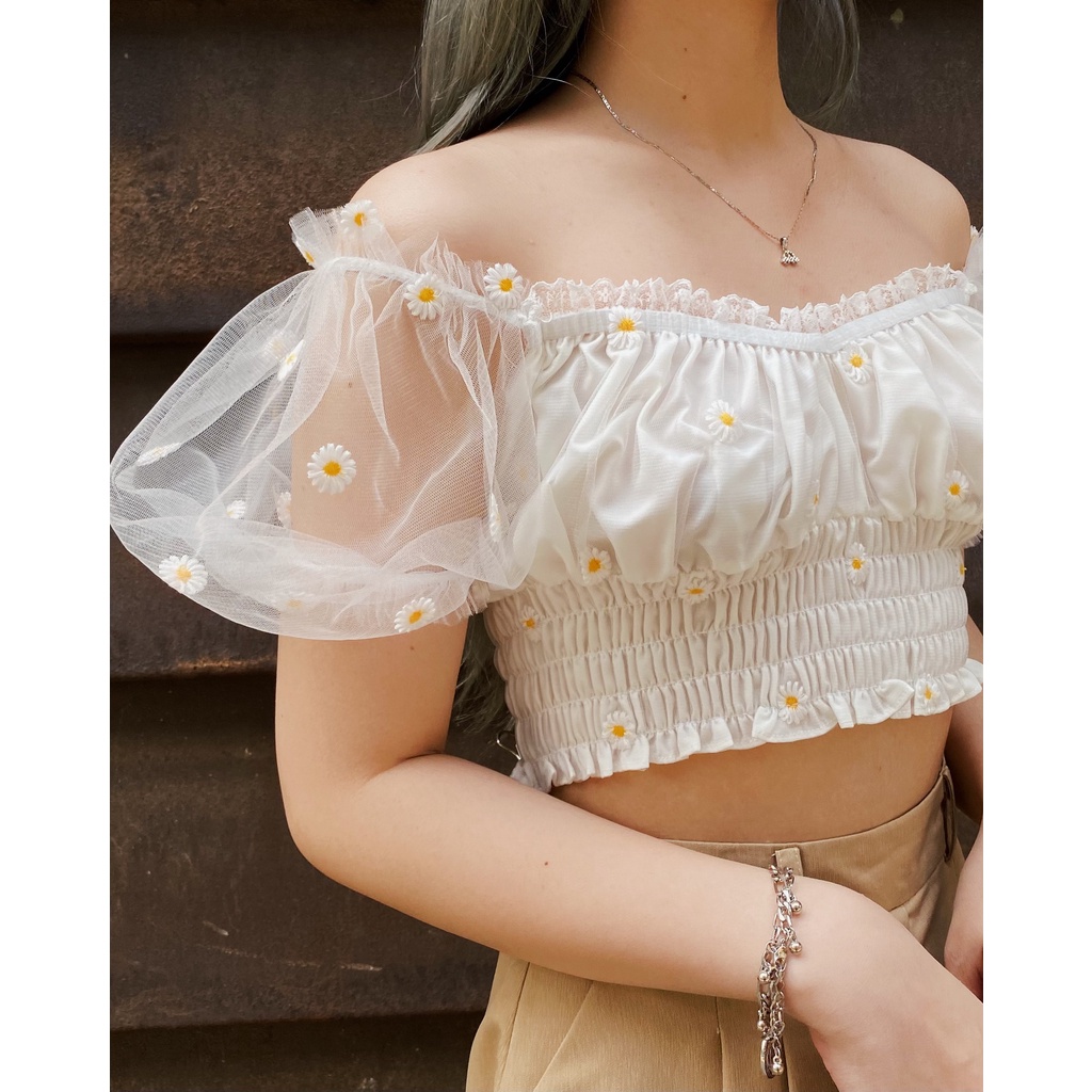 Áo croptop SheByShj trễ vai họa tiết hoa cúc màu trắng - Dona Daisy Top