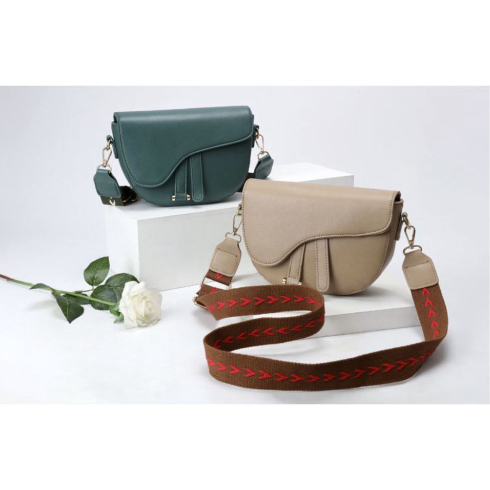 Túi xách nữ, túi đeo chéo hình yên ngựa thời trang cá tính dây đeo bản to DC10 - Túi xách Chip Xinh | BigBuy360 - bigbuy360.vn