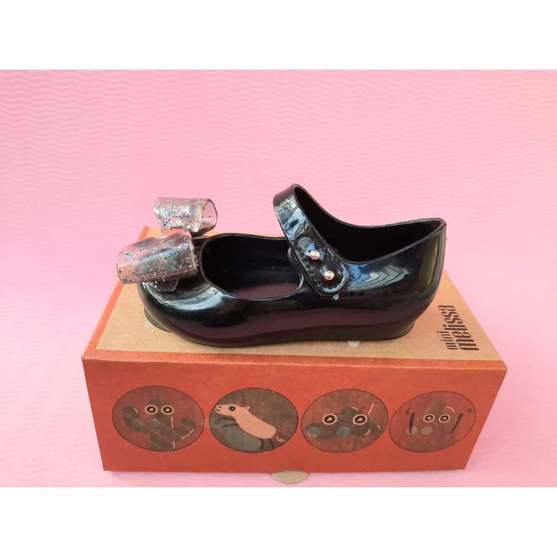 Giày xuất cho bé