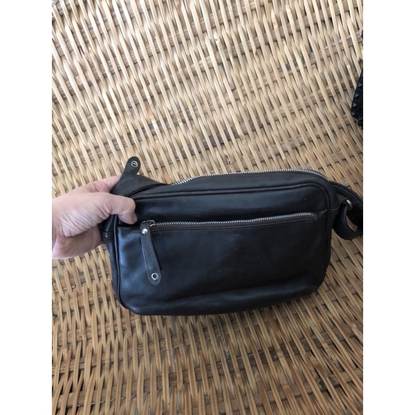 Túi đeo chéo nam màu đen