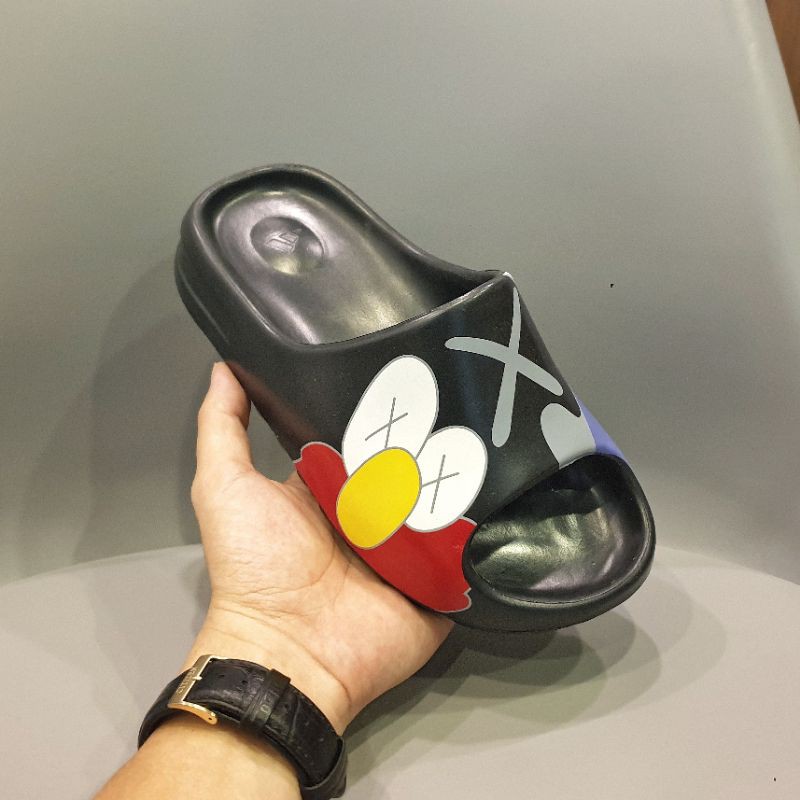 DÉP KAWS HỌA TIẾT CÓ LOGO - BAO XỊN