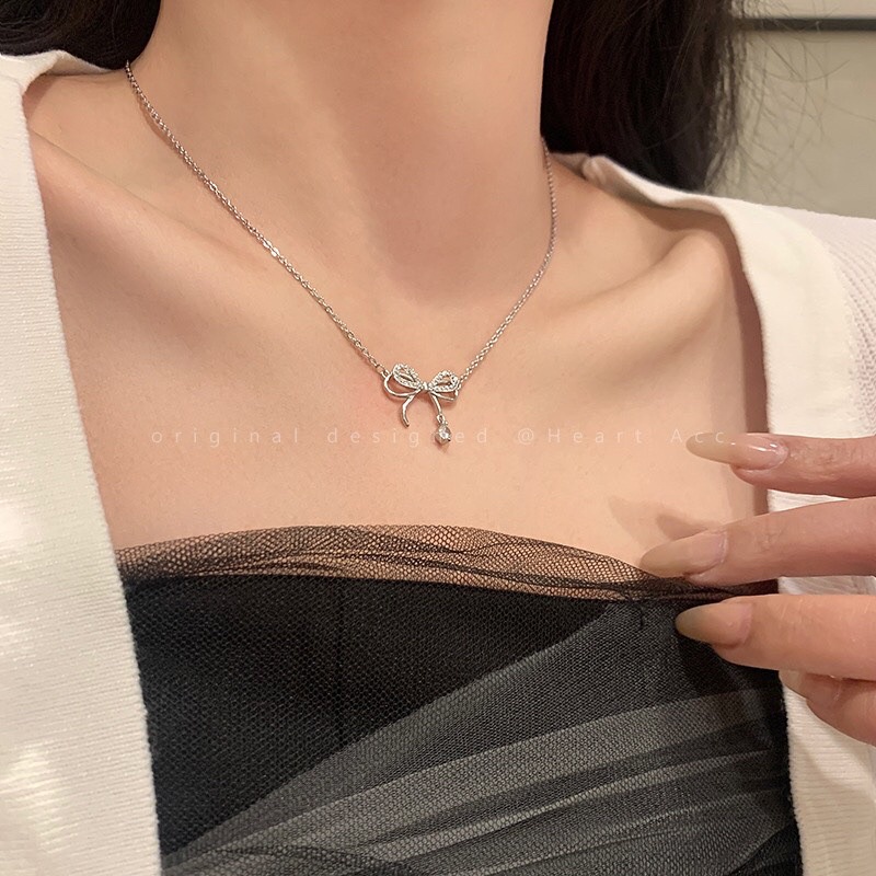 Dây chuyển nữ thanh lịch thiết kế mặt nơ đá V15
