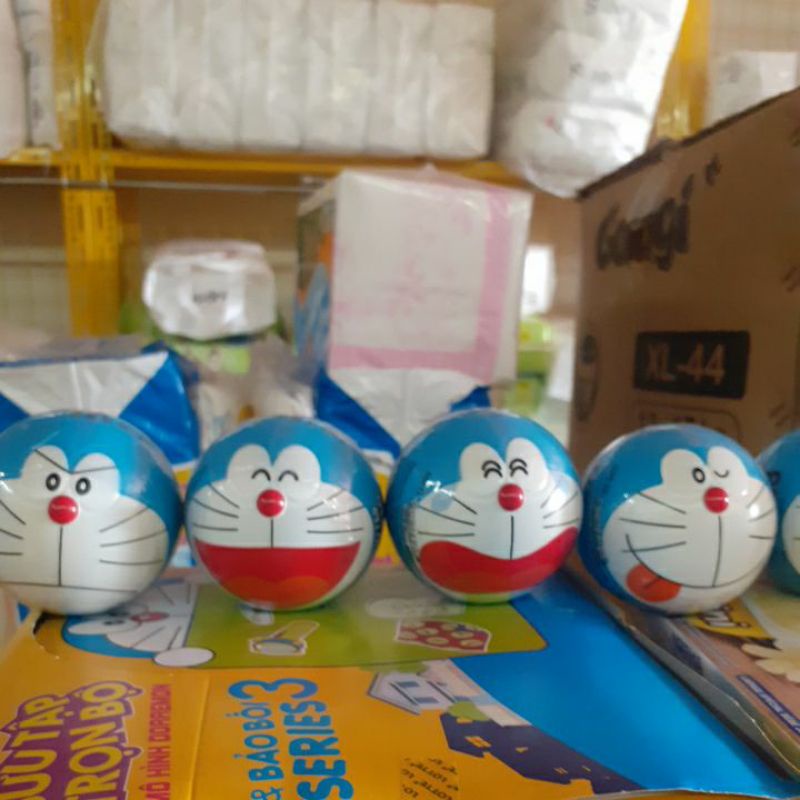 Bóng Doraemon kẹo gum hương cam Lotte ( có mô hình doraemon xinh xắn bên trong )