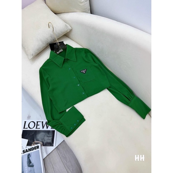 Áo sơ mi croptop xanh lá 1 túi tag kim loại