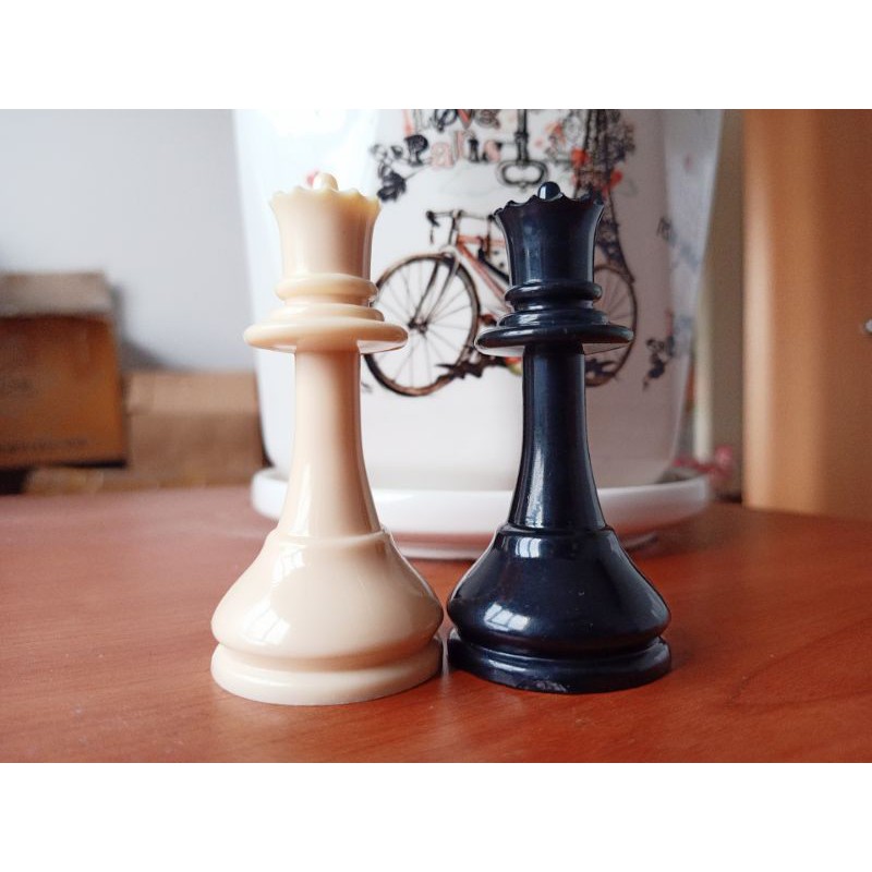 Combo 2 quân hậu cờ vua loại đặc ruột bóng bền đẹp 1 trắng 1 đen (dùng để phong hậu)