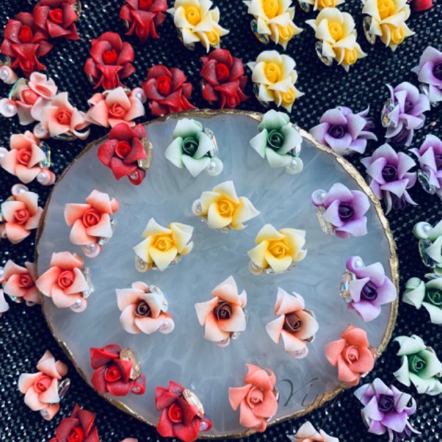 Hoa hồng đơn ôm đá sắc sảo