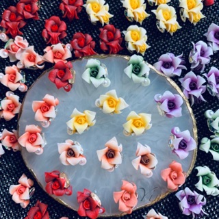 Hoa hồng đơn ôm đá sắc sảo