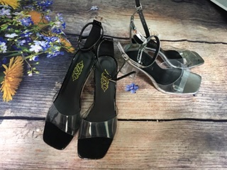 Sandal quai trong