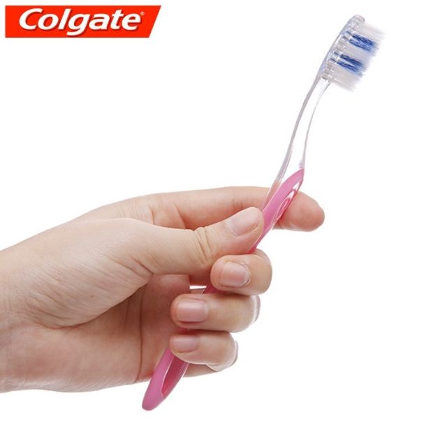 1 chiếc bàn chải đánh răng Colgate lông tơ mềm mại