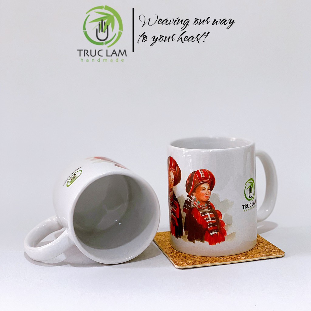Cốc Uống Nước Có Quai Cầm Chất Liệu Sứ Bát Tràng In Hình 2 Cô Gái Người Dân Tộc Dao - Trúc Lâm Handmade