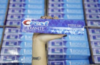 Kem đánh răng siêu trắng 3D Crest White. 