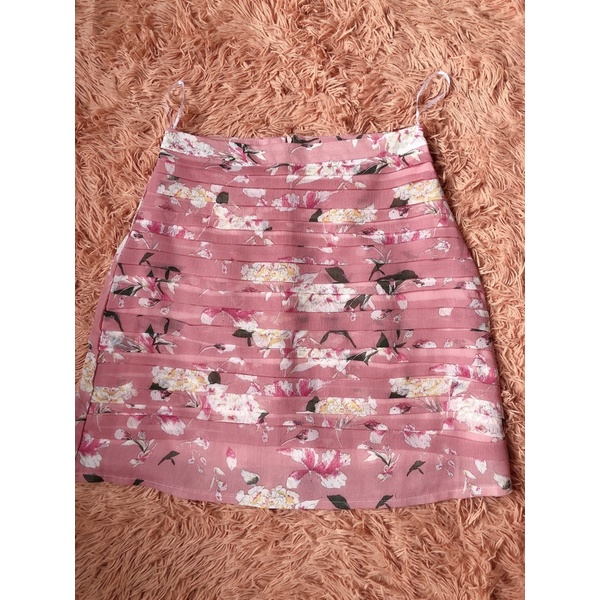 chân váy hoa chữ A của Cindy C