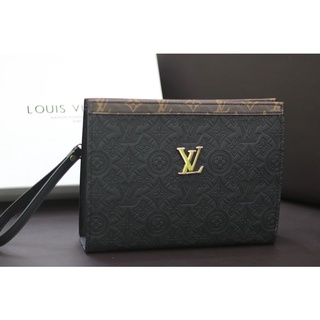 Clutch LV Pouch fullbox y hính size 26 vân da nổi sang