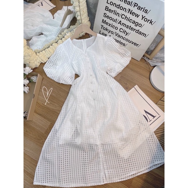 Đầm trắng xốp ô nút bọc